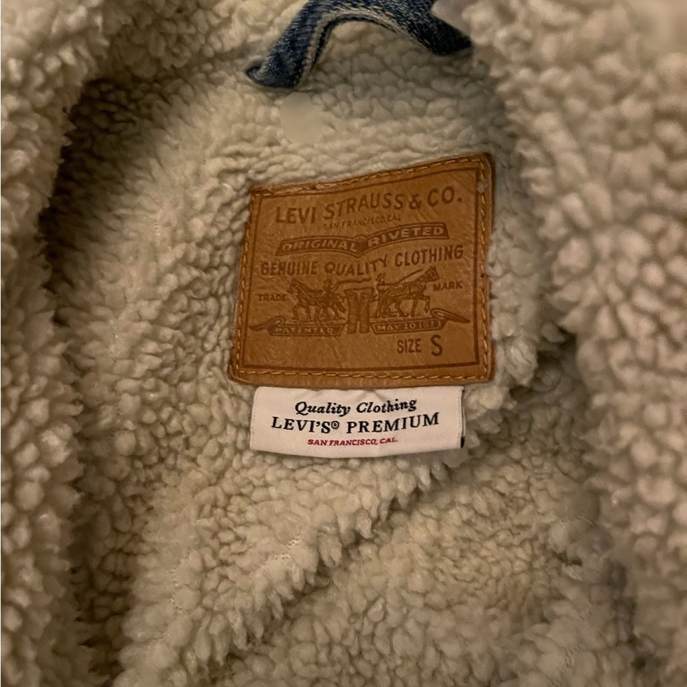 Super cool Unisex Vintage style Levi’s Denim Sherpa Jacket. Awesome condition - Picture 2 of 3